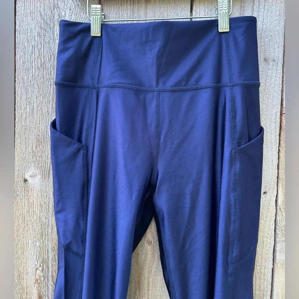 Fabletics Navy Oasis Shine High Waisted Pocket 7/8 Legging - Picture 7 of 9